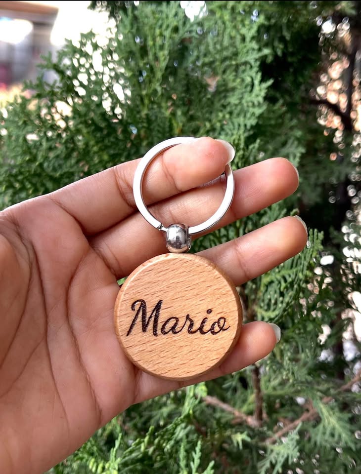 Llavero de Madera Personalizado – Grabado Láser con Nombre o Logo